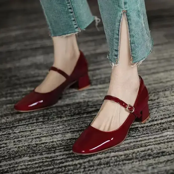 Escarpins Mary Jane en cuir verni bordeaux pour femmes – Chaussures habillées à double boucle dorée d'inspiration vintage à talon bas bloc 2026