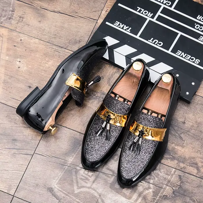 Chaussures plates noires et dorées pour hommes