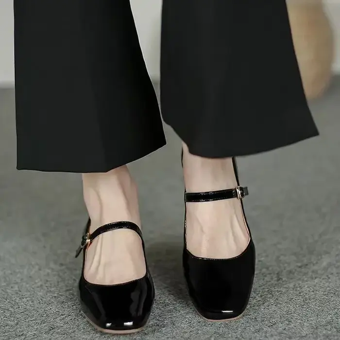 Escarpins Mary Jane en cuir verni bordeaux pour femmes – Chaussures habillées à double boucle dorée d'inspiration vintage à talon bas bloc 2026