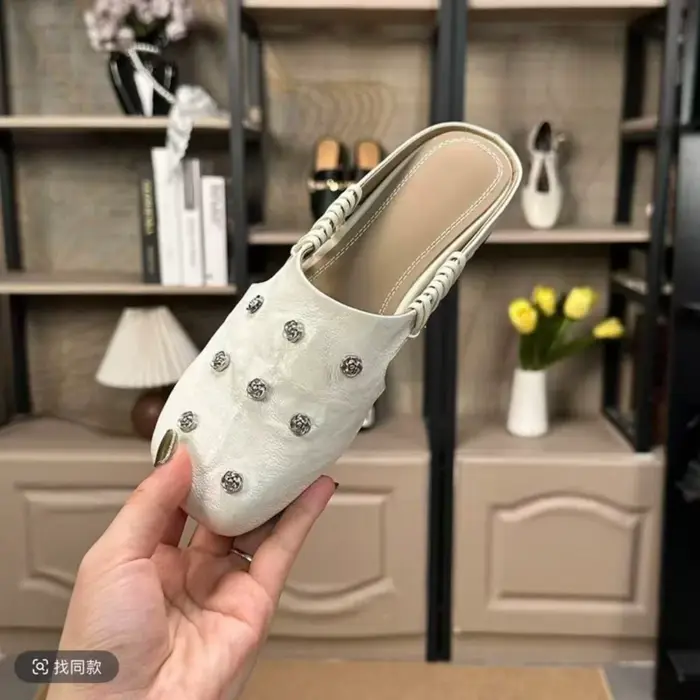Mules en cuir cloutées pour femmes