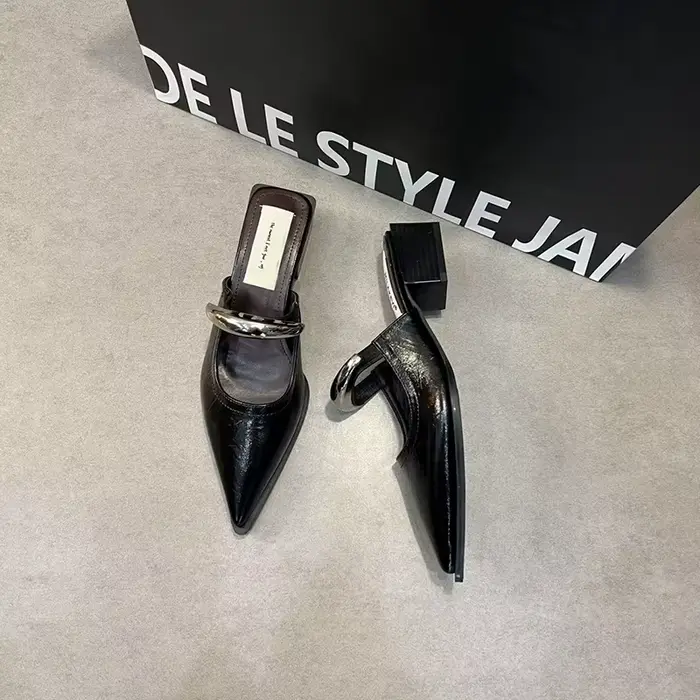 Mules d'été à bout couvert pour femmes, pantoufles à la mode, décoration en métal, chaussures coulissantes à talons épais, confortables, Style de rue