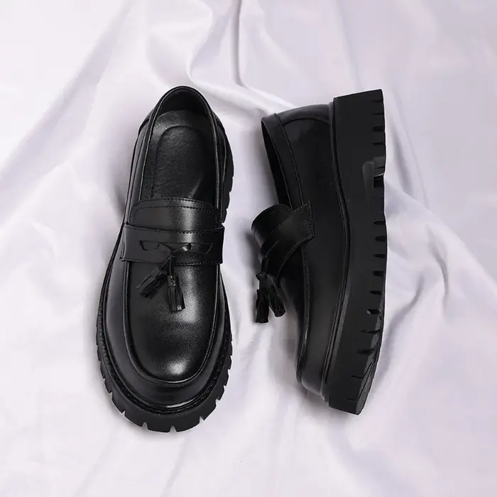 Mocassins plateforme bicolores noir et blanc pour hommes avec pompons