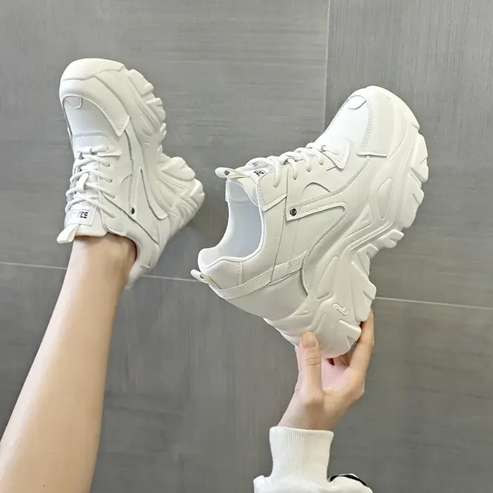 Baskets compensées blanches à lacets pour femme