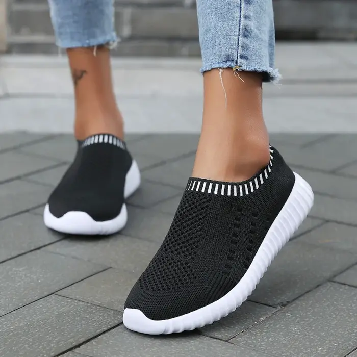 Baskets décontractées noires en maille respirante pour femmes, chaussures de marche basses à enfiler, légères et souples, type chaussettes
