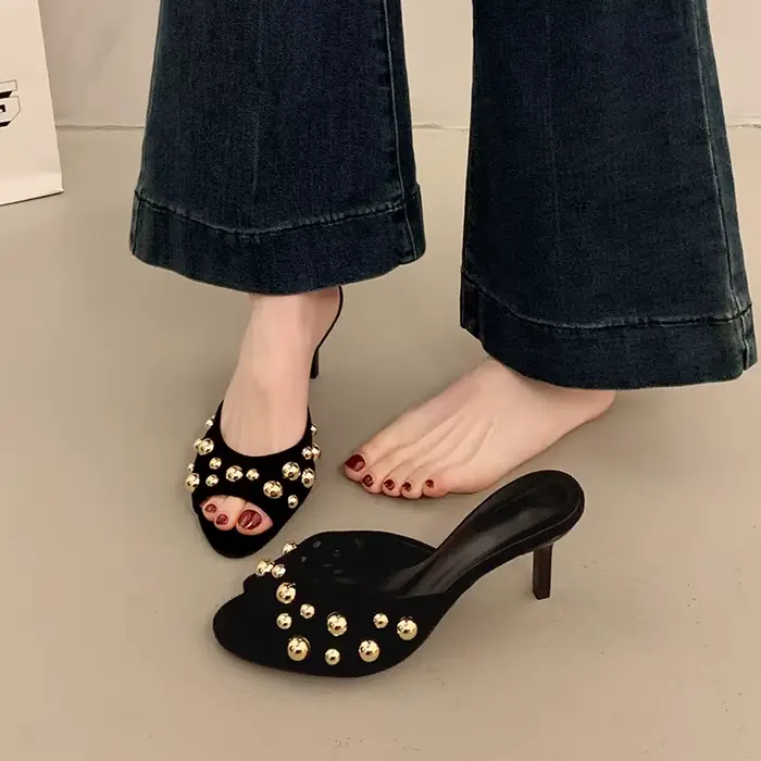 2025 clouté Peep Toe Stiletto sans lacet Rivets dorés décor classique Sexy femmes sandales d'été robe de soirée quotidien décontracté chaussure unique