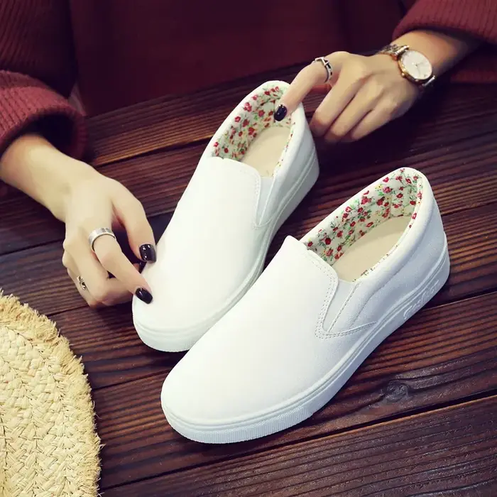 Chaussures plates à enfiler en cuir verni blanc pour femme