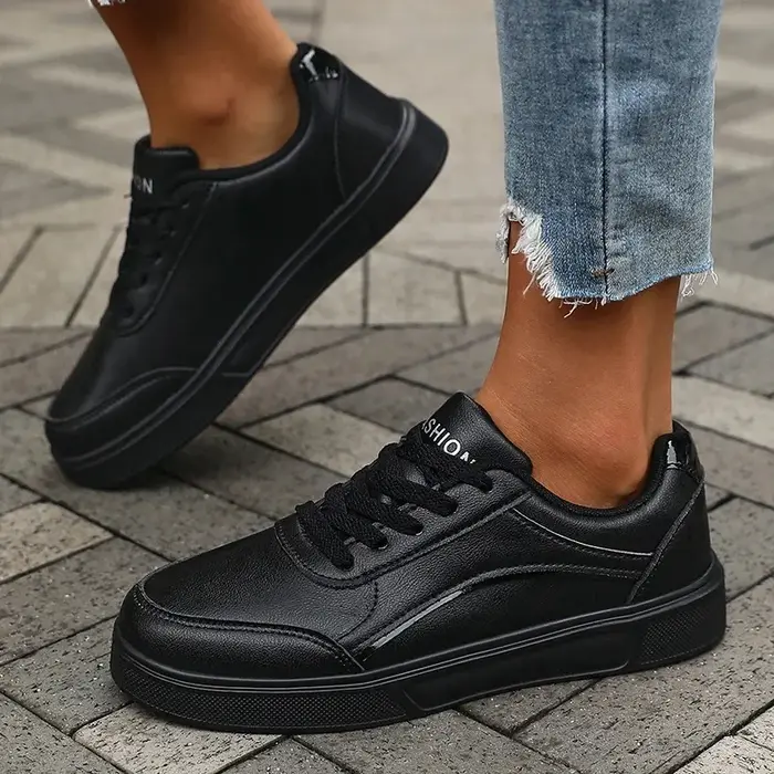 Baskets noires tendance pour femme 2026 – Design élégant à coupe basse, confortables à lacets, polyvalentes, chaussures décontractées, mode actuelle