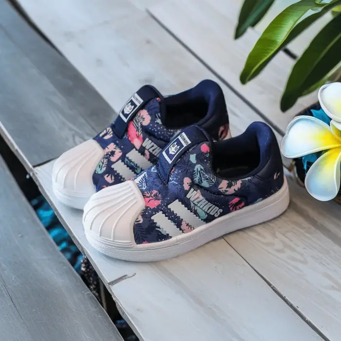 Une paire de chaussures de sport quatre saisons pour enfants