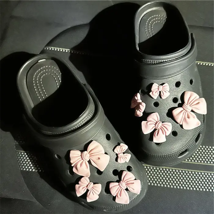 Breloques de chaussures avec nœud papillon de dessin animé, décorations mignonnes en caoutchouc viol