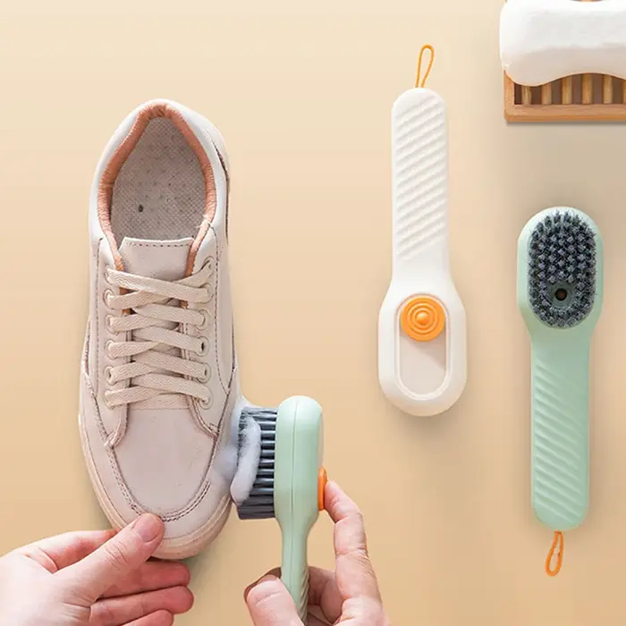 Brosse à chaussures multifonctionnelle à décharge automatique de liquide