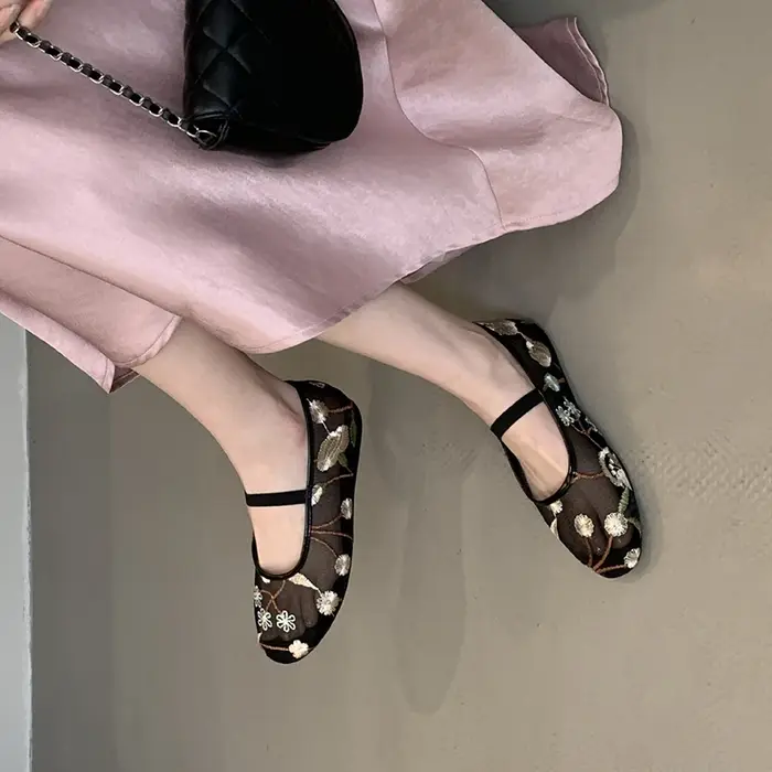 Maille gaze Ventilation semelle souple chaussures simples femmes bout rond broderie conception Mary Jane