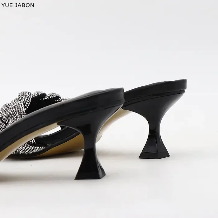 Chaussures d'été noires pour femmes, sandales à bout carré et ouvert, tressées argentées, ornées de cristaux, talons hauts tendance, sandales de créateur pour femmes