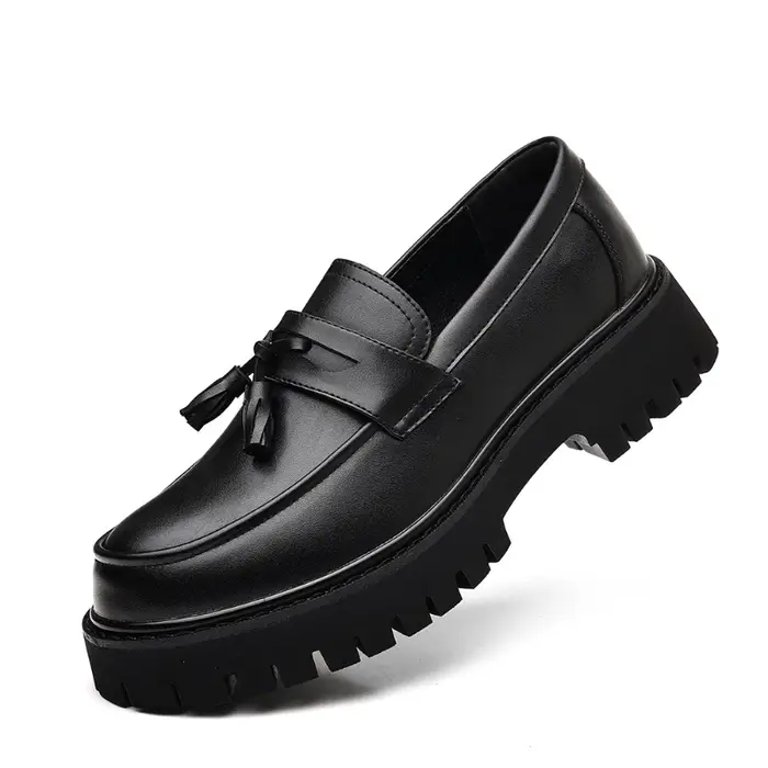 Mocassins plateforme bicolores noir et blanc pour hommes avec pompons