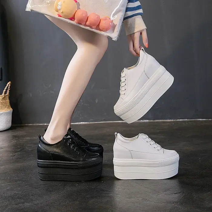 Baskets de luxe blanches de styliste sur plateforme
