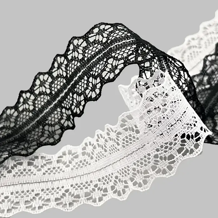 1 paire de lacets de chaussures noirs et blancs
