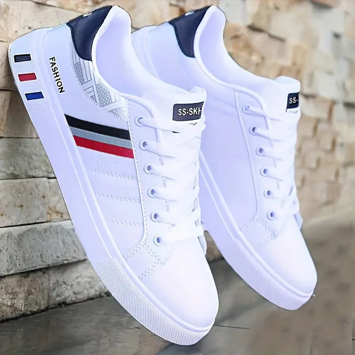 Une paire de baskets blanches