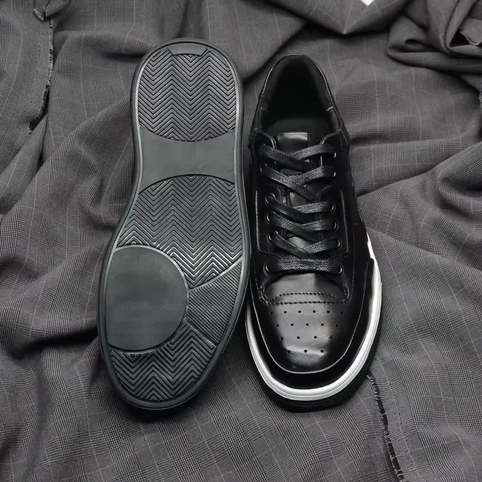 2025 nouvelles chaussures décontractées en cuir véritable pour hommes baskets solide bleu noir Style de sport sculpté respirant affaires Social chaussure plate