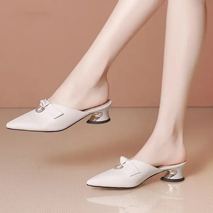 Chaussures de luxe Rhenstone Mules pantoufles pour femmes et sandales pour dames en cuir Beige bout pointu bijoux cristaux diapositives concepteur
