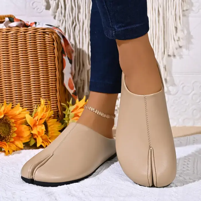 Chaussures Tabi Noires de Marque pour Femme – Collection Été-Automne 2026 – Mules Confortables à Talon Plat – Chaussons