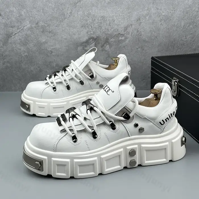 Hommes chaussures 2025 nouvelle semelle épaisse hauteur augmentant chaussures décontractées tendance populaire Niche Design confortable antidérapant plate-forme baskets