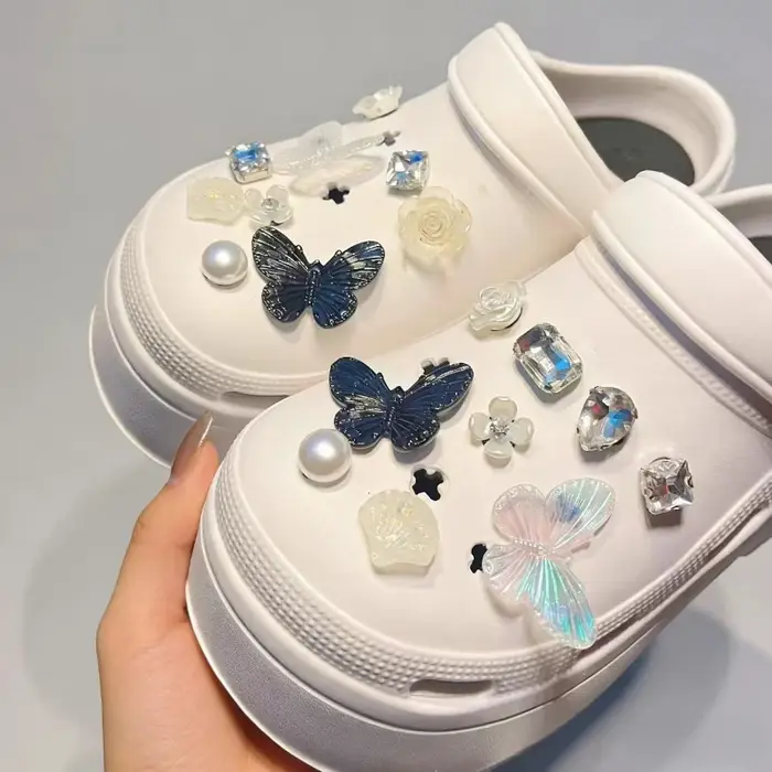 Offre Spéciale : Breloques de chaussures florales pour chaussures à trous, style mignon et féminin, bijoux de chaussures élégants, vintage, en perles et papillons, design de créateur, polyvalents