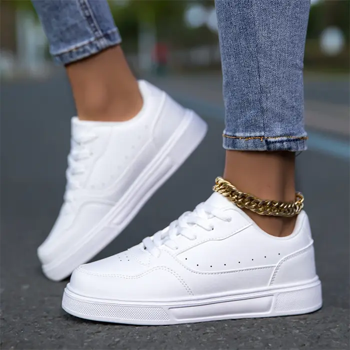 Baskets minimalistes blanches pour hommes et femmes