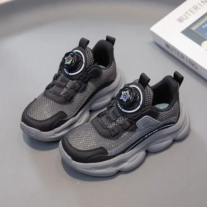 Chaussures de sport unisexes pour enfants 2026 Nouvelles baskets décontractées d'été à plateforme en maille pour tout-petits, semelle souple, légères et polyvalentes pour l'école et la course