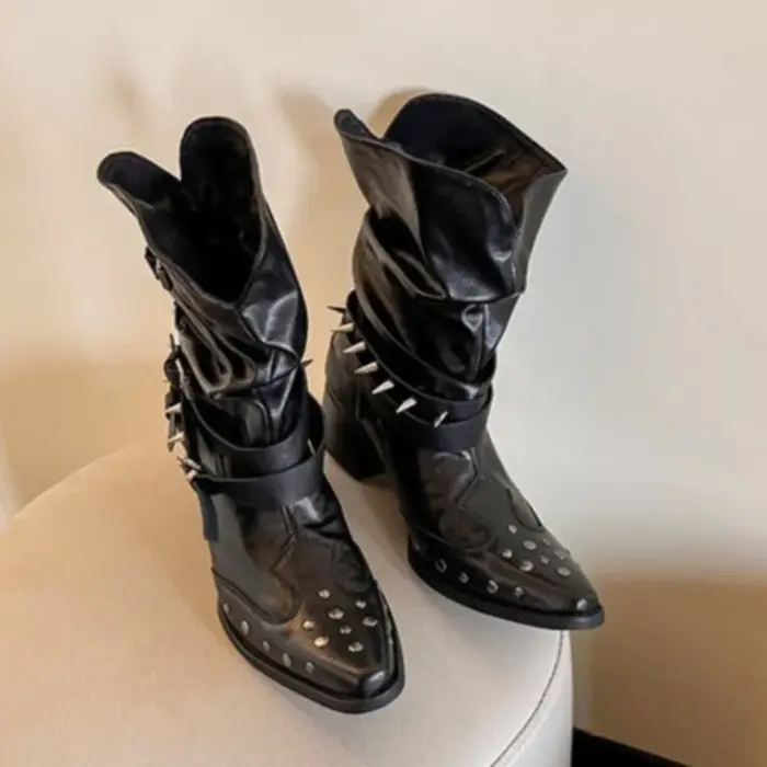 Bottes simples à talon bloc avec boucle en métal cloutée