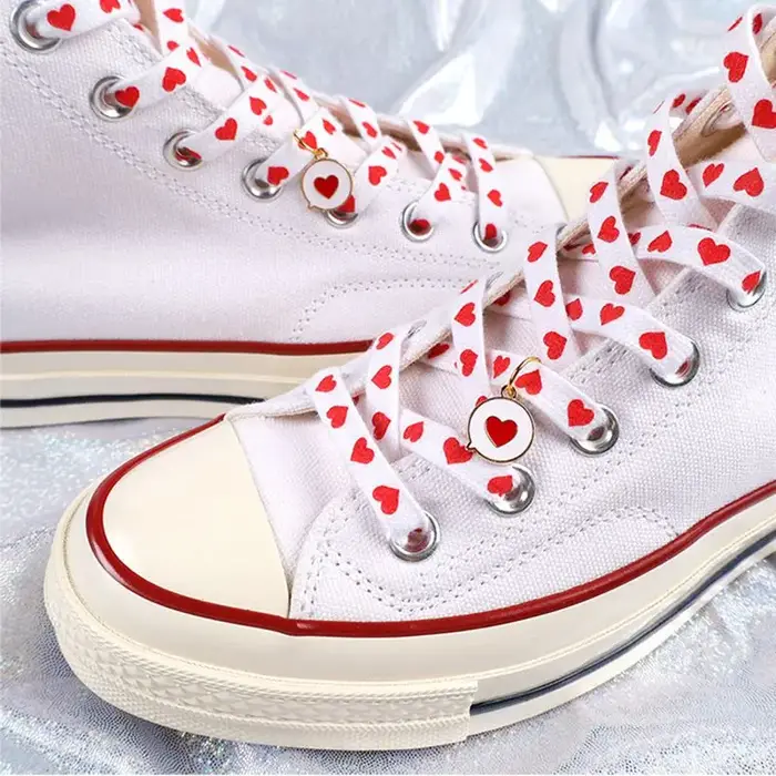 Nouveaux lacets plats coeur d'amour pour les baskets pour femmes et hommes adaptés aux lacets de cha