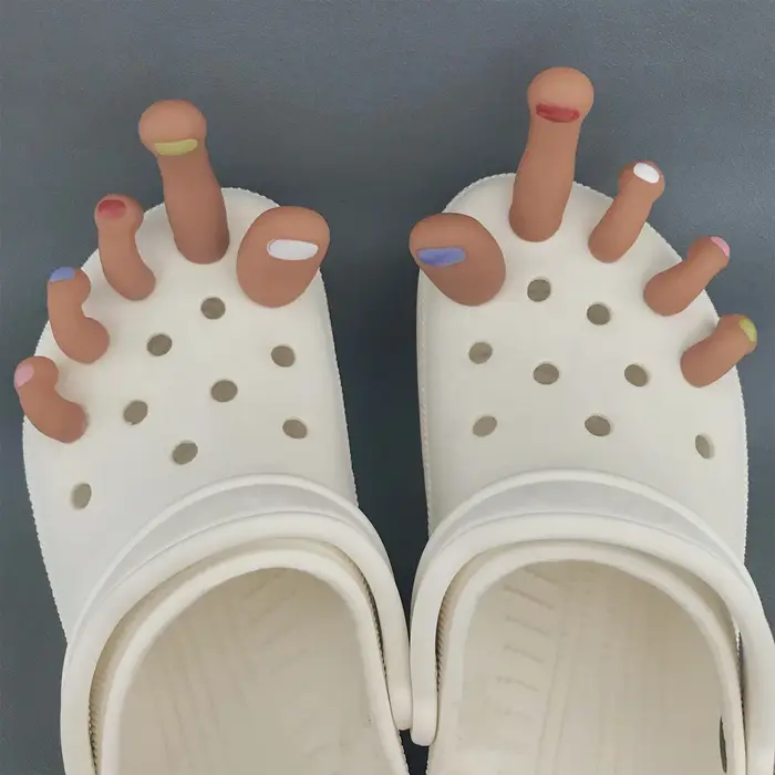 Breloques de chaussures à trous de pieds de dessin animé intéressants, décorations avancées en caoutchouc, chaussures à orteils créatives, boucle, bricolage, accessoires de chaussures à trous 3D