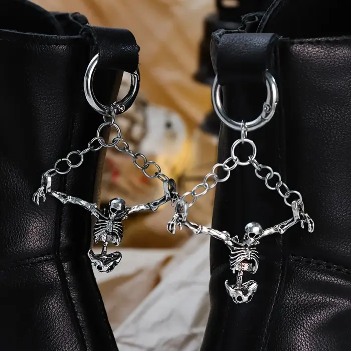 2 clips de chaussures gothiques avec crâne et os