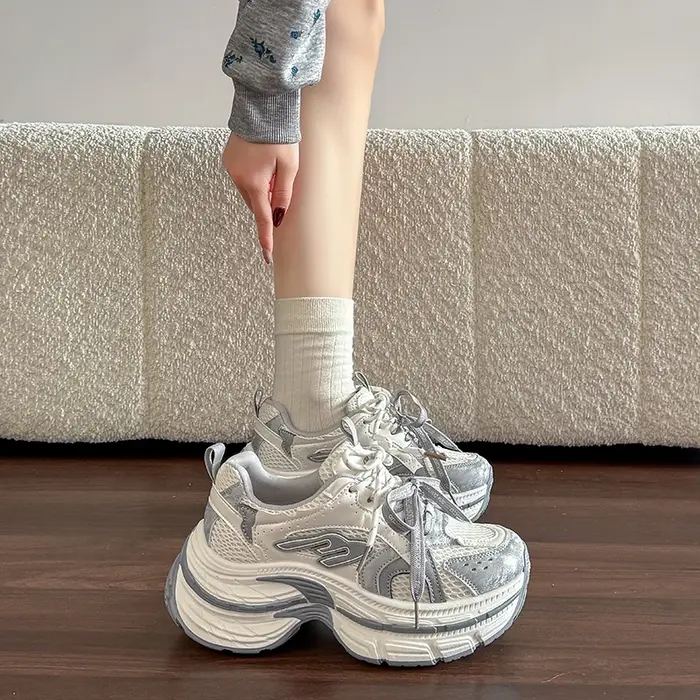 Chaussures à semelle épaisse confortables et tendance pour femmes, adaptées aux quatre saisons