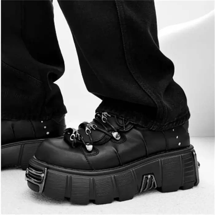 Chaussures à plateforme pour homme style punk, bottes à lacets à bout rond et semelle épaisse, chaussures décontractées pour femme avec décoration métallique gothique, nouvelle collection 2026