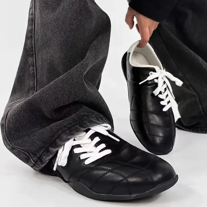 2025 femmes noir décontracté football Style baskets appartements Chic lacets chaussures de marche confortables femme formateurs de haute qualité