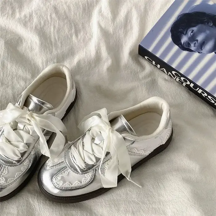 Baskets pour femmes, chaussures décontractées de marque de luxe, chaussures de marche légères et confortables pour femmes, chaussures plates à lacets, chaussures de créateur à la mode pour dames.