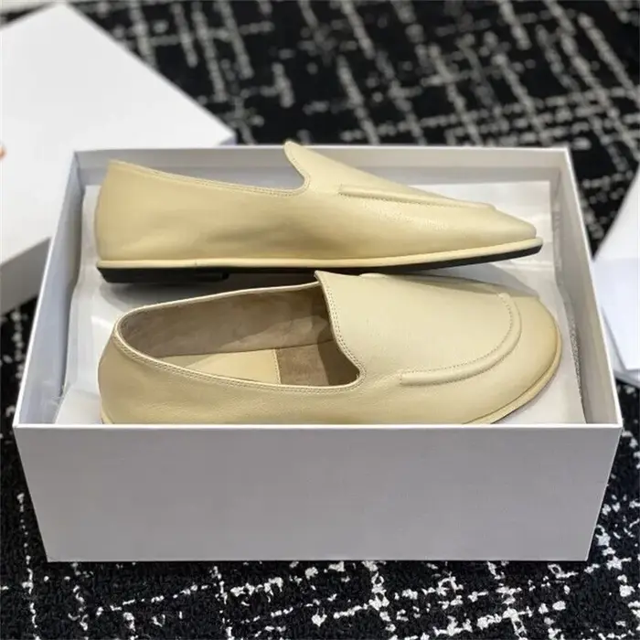 Les nouvelles chaussures Lefu sont fabriquées en cuir souple et présentent une silhouette ajustée avec une doublure