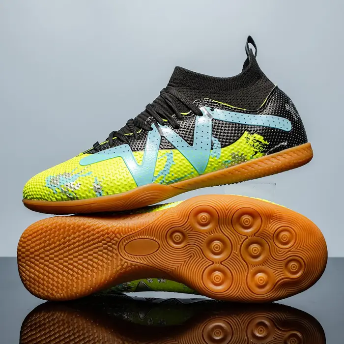 Chaussures de football en salle à tige haute pour l'entraînement en cinq, adaptées aux hommes et aux femmes, avec une conception antidérapante.