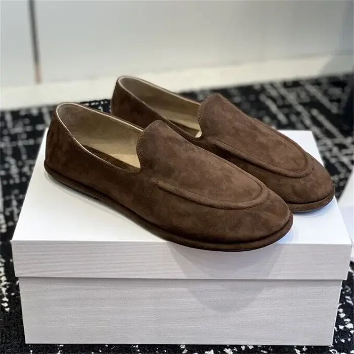 Les nouvelles chaussures Lefu sont fabriquées en cuir souple et présentent une silhouette ajustée av