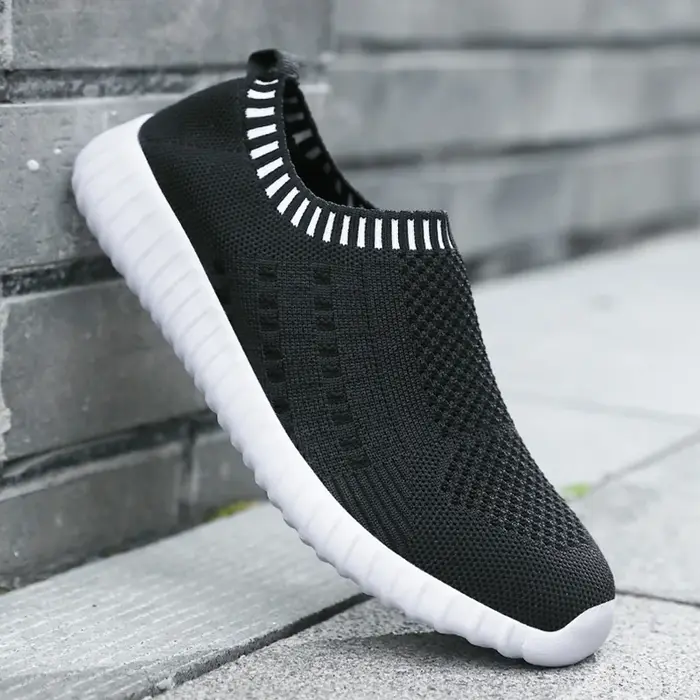 Baskets décontractées noires en maille respirante pour femmes, chaussures de marche basses à enfiler, légères et souples, type chaussettes