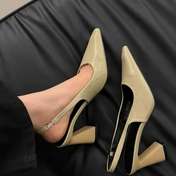 Sandales noires femmes été nouvelle mode femmes sandales escarpins pointus femmes chaussures bureau robe chaussures Sexy talon carré chaussures hautes