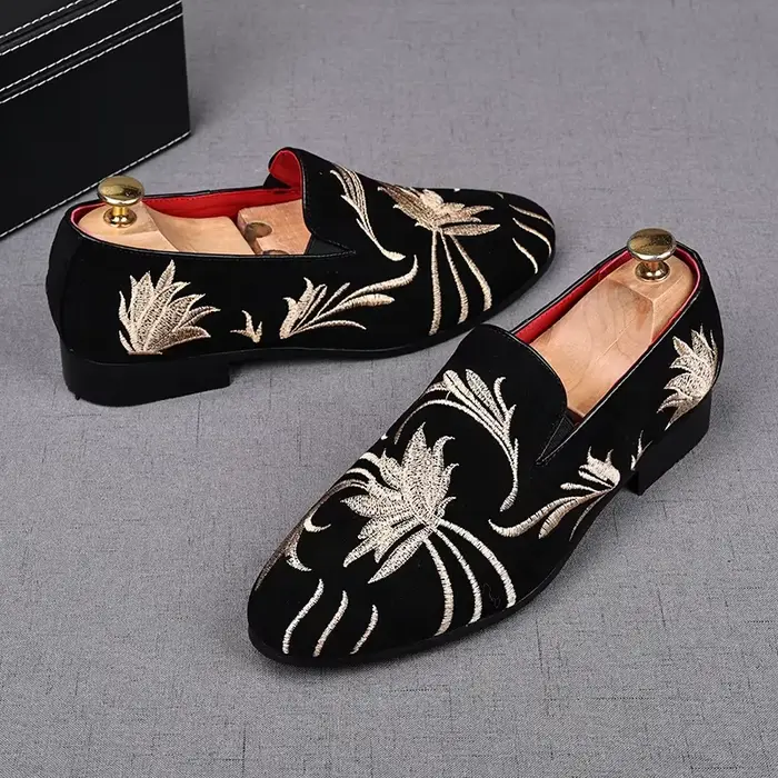 Haut de gamme hommes chaussures décontractées nouvelle mode broderie mocassins pour homme luxe Banquet