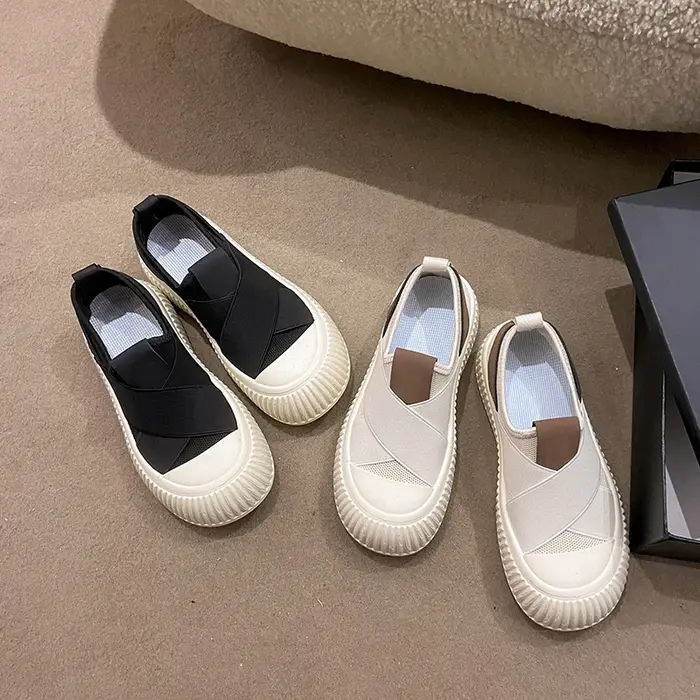 Chaussures plates décontractées à la mode noir et blanc pour femmes, baskets respirantes et confortables à enfiler