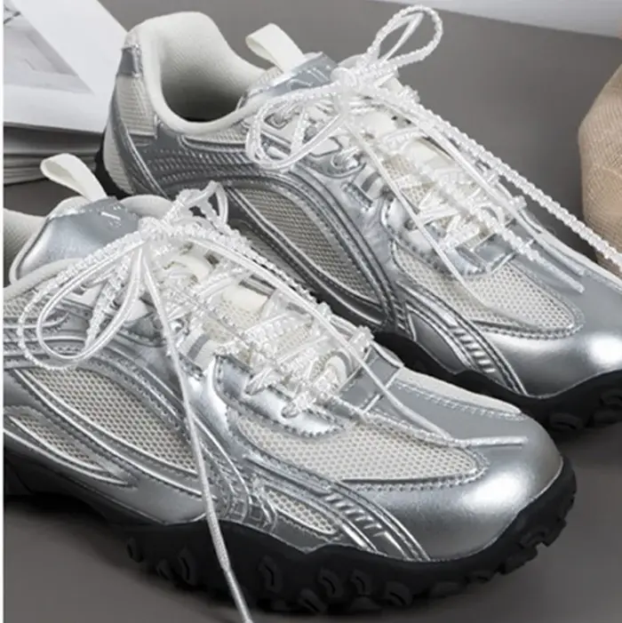 Une paire de lacets en dentelle argentée