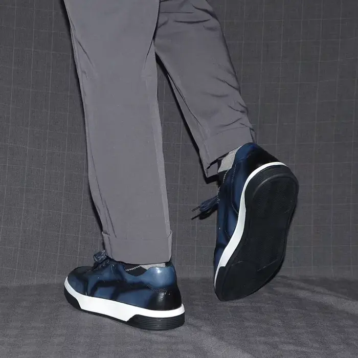 2025 nouvelles chaussures décontractées en cuir véritable pour hommes baskets solide bleu noir Style de sport sculpté respirant affaires Social chaussure plate