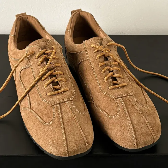 Baskets plates à lacets en cuir suédé naturel pour femmes