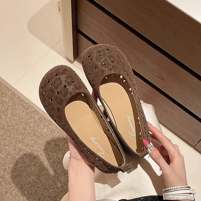 Chaussures plates à bout peu profond