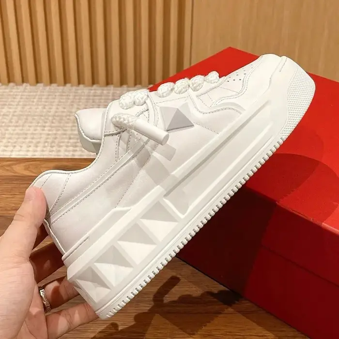 Baskets légères et décontractées pour hommes, édition coréenne, de luxe, de haute qualité, confortables, fond épais, hauteur augmentant, chaussures de course blanches
