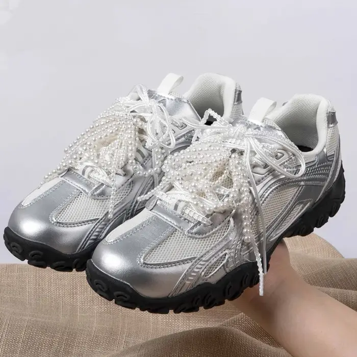 Une paire de lacets en dentelle argentée