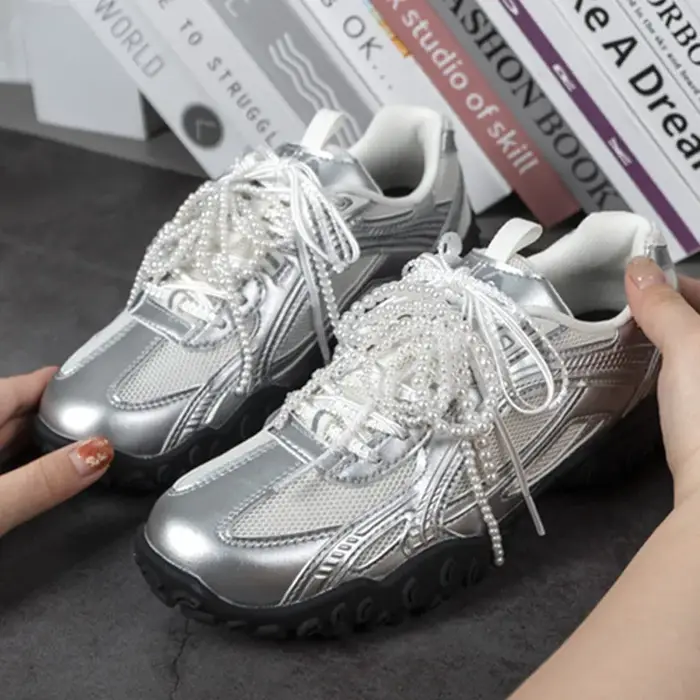 Une paire de lacets en dentelle argentée