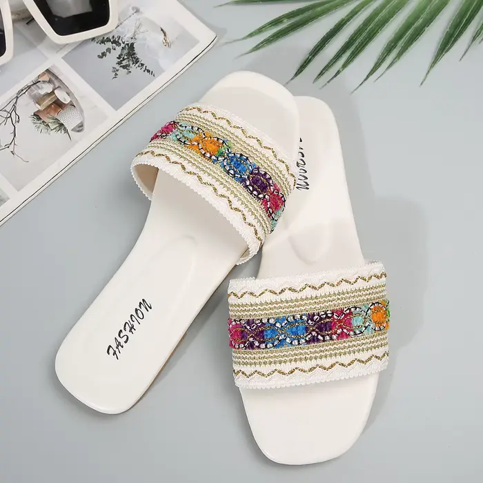 Sandales plates de style bohème pour femmes avec des lanières tissées